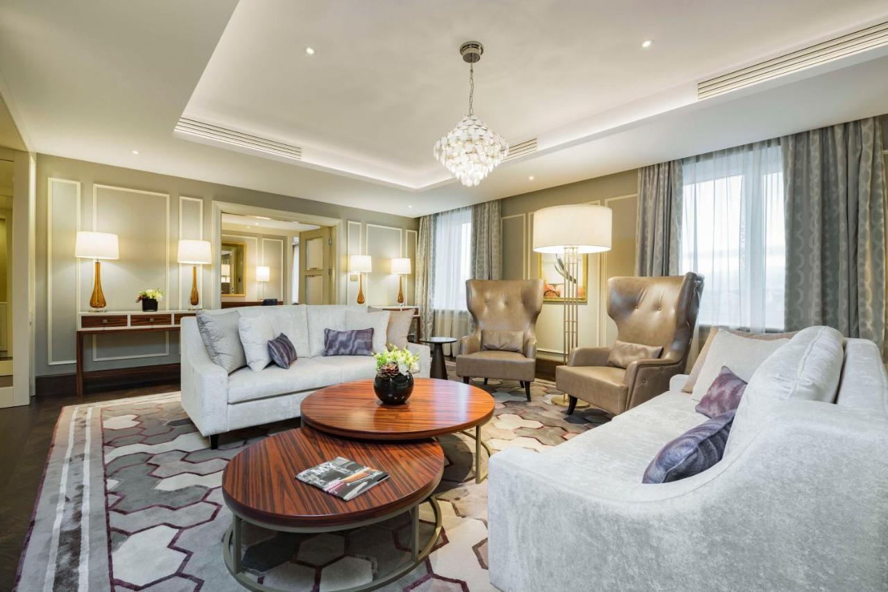 Grand Hotel Kempinski Ρίγα Εξωτερικό φωτογραφία The living room of a suite at the hotel