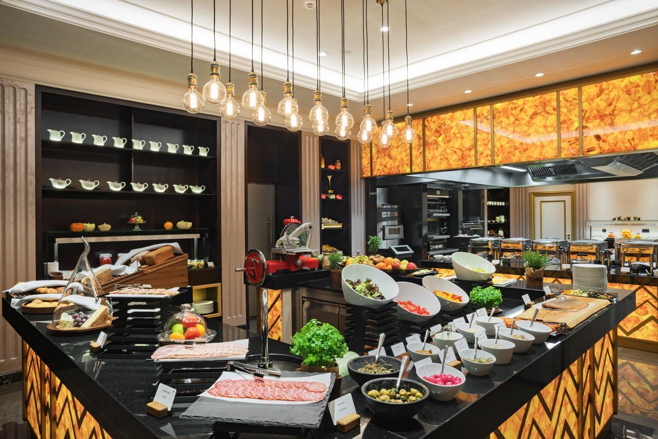 Grand Hotel Kempinski Ρίγα Εξωτερικό φωτογραφία The buffet at the hotel